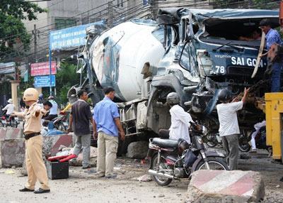 TPHCM: Xe trộn bê tông ủi bay 15m dải phân cách