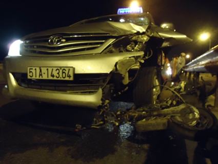 TP.Hồ Chí Minh:  Xe gắn máy đi vào đường ngược chiều bị ô tô húc chết