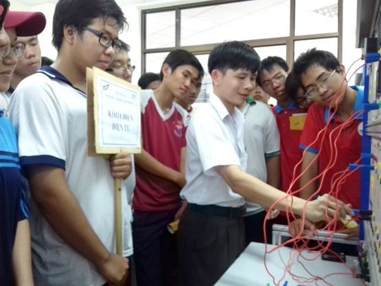 Trải nghiệm “1 ngày làm sinh viên”