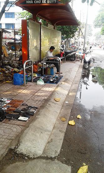 Trạm buýt bị lấn chiếm làm chỗ kinh doanh