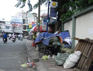 Trạm chờ xe buýt biến thành nơi “tập kết” rác