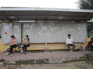 Trạm chờ xe buýt không có bảng hướng dẫn lộ trình