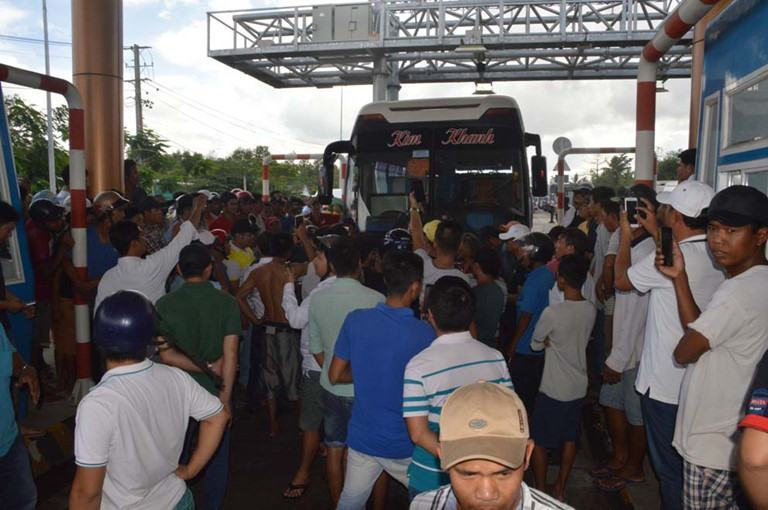 Cảnh lộn xộn tại BOT Sóc Trăng vào ngày 7.1  /// Ảnh: Hoàng Vân