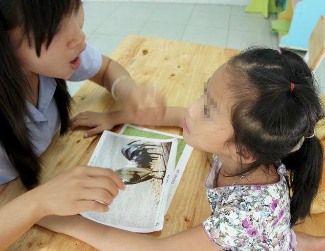 Trần ai chăm con tự kỷ, cha mẹ mò mẫm tìm đường