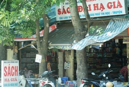 Tràn lan sách giáo khoa lậu