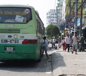 Trang bị camera trên xe buýt: Bán vé tự động và lắp camera quan sát