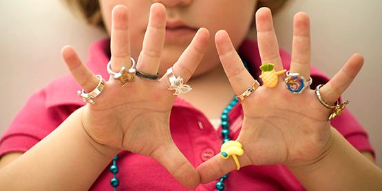 Họa từ trang sức rởm