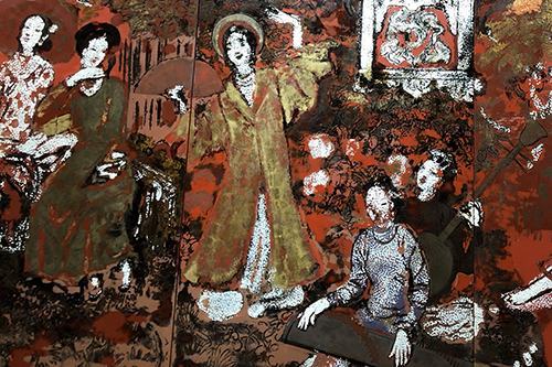 Hình ảnh các thiếu nữ trên mặt tranh. Theo nhiều ý kiến nhận xét sau khi được tu sửa, tranh bóng loáng như được phủ sơn chứ không phải là kỹ thuật sơn mài. Ảnh: Mai Nhật.