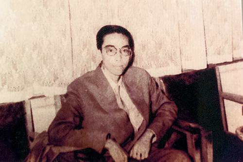 Cố họa sĩ Nguyễn Gia Trí. Ảnh chụp lại từ tư liệu.