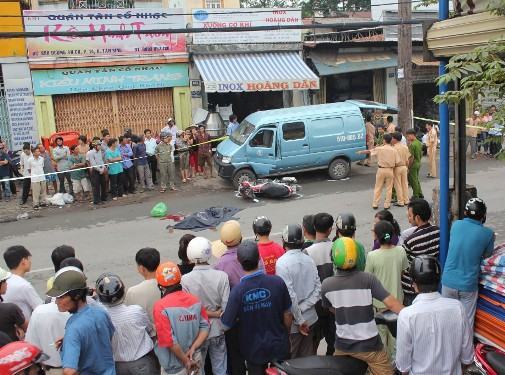 Tránh cửa xe ô tô mở bất ngờ, chồng nhìn vợ chết thảm