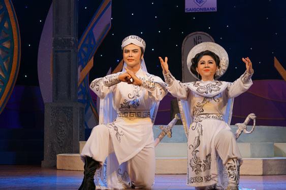 Tránh “vàng, bạc” lóng lánh, sàn diễn vẫn đìu hiu