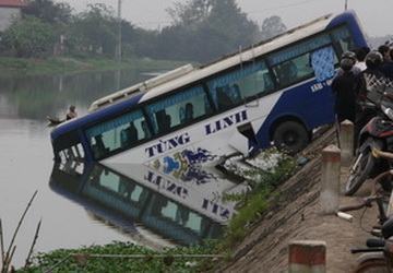 Tránh xe đạp, một xe khách bất ngờ lao xuống sông