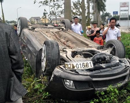 Tránh xe đạp, ôtô lật ngửa