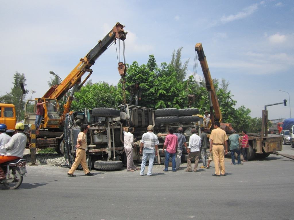 Tránh xe máy, xe tải lật nhào giữa đường