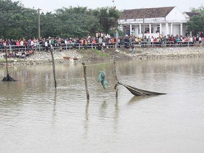 Tránh xe trên cầu hẹp, 2 chị em ngã chết đuối