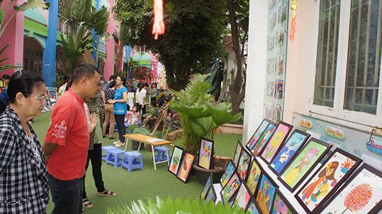 Học sinh vẽ tranh làm từ thiện