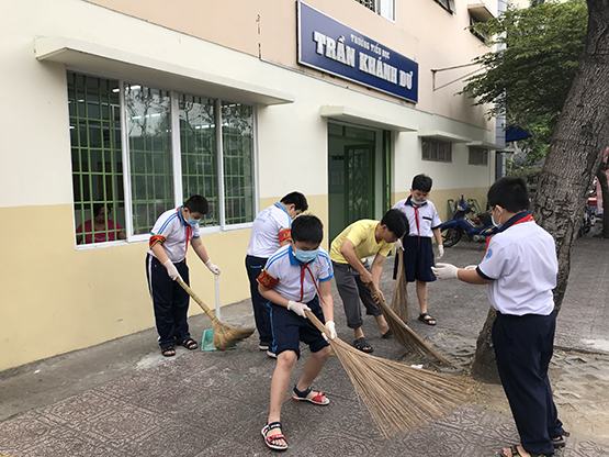 Rèn kỹ năng sống qua lao động vệ sinh