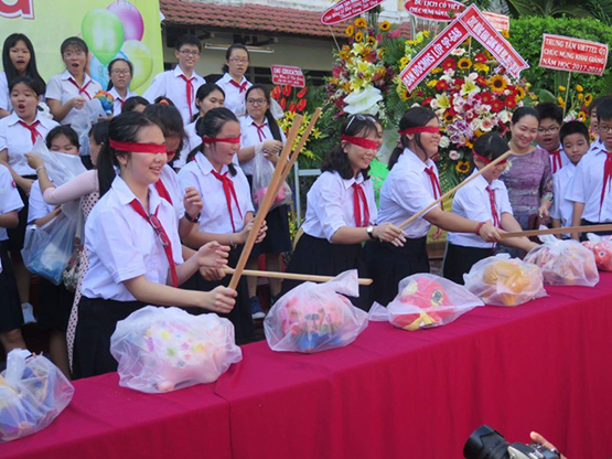 Học sinh đập heo đất giúp đồng bào Tây Bắc