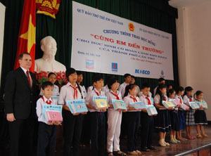 Trao 100 suất học bổng cho học sinh nghèo