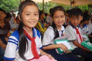 Trao 100 suất học bổng cho HS nghèo hiếu học