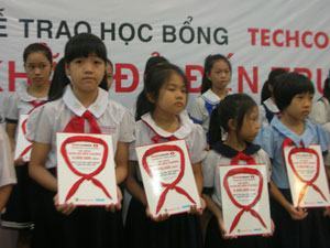 Trao 100 suất học bổng cho trẻ em nghèo