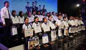 Trao 1.000 suất học bổng Ươm mầm tài năng