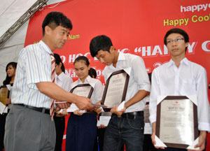 Trao 12 suất học bổng cho tân sinh viên nghèo