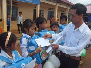 Trao 20 suất học bổng cho học sinh nghèo vượt khó