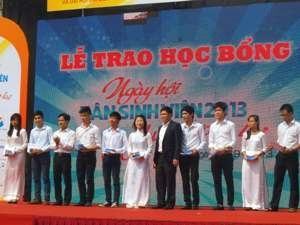 Trao 265 triệu đồng học bổng cho 40 tân sinh viên