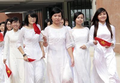 Trao 300 học bổng vì nữ sinh tài năng năm 2011-2012
