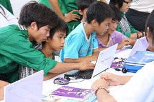 Trao 50 suất học bổng cho HS nghèo hiếu học