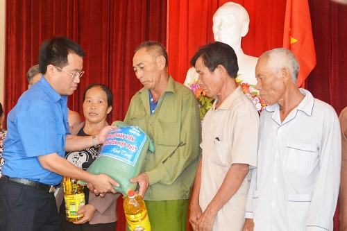  Trao 500 suất quà cho đối tượng chính sách và ngư dân thị xã Kỳ Anh - Ảnh 1