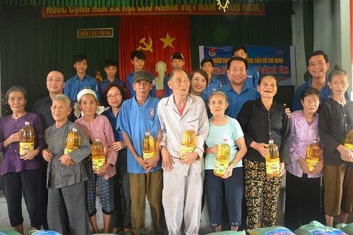  Trao 500 suất quà cho đối tượng chính sách và ngư dân thị xã Kỳ Anh - Ảnh 2