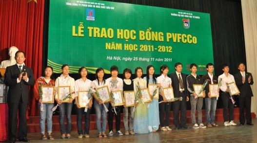 Trao 635 suất học bổng cho học sinh, sinh viên xuất sắc