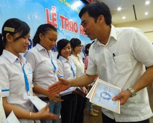 Trao 72 suất học bổng cho sinh viên