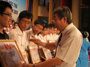 Trao ba giải nhất tin học trẻ thành phố năm 2011