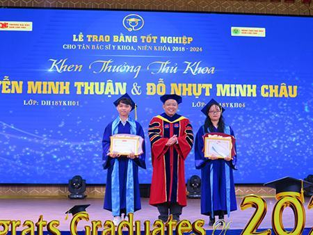 Đại học Nam Cần Thơ trao bằng tốt nghiệp cho tân bác sĩ y khoa khoá đầu tiên