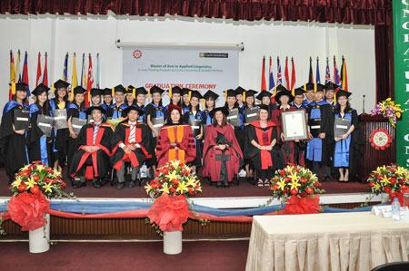 Trao bằng thạc sĩ ngôn ngữ ứng dụng cho 25 học viên