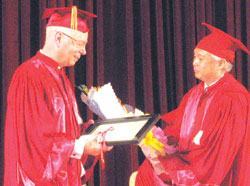 Trao bằng tiến sĩ danh dự cho giáo sư Klaus Schwab