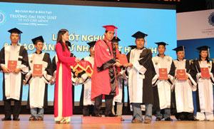 Trao bằng tốt nghiệp cho 691 sinh viên