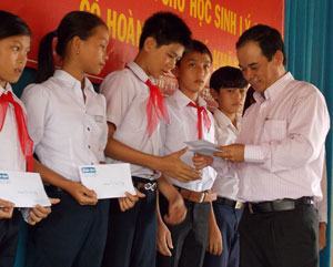 Trao gần 1 tỷ đồng học bổng cho HS biển đảo