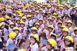 Trao gần 3.000 mũ bảo hiểm cho học sinh