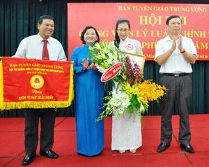 Trao giải cho giảng viên lý luận chính trị giỏi