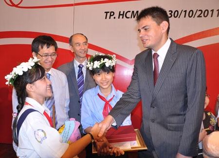 Trao giải cuộc thi Prudential – Văn hay Chữ tốt