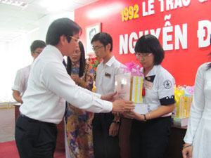 Trao giải thưởng toán học Nguyễn Đình Chung Song 2010