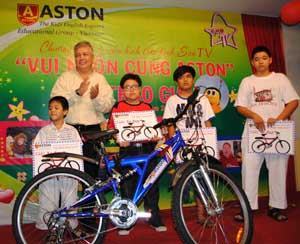 Trao giải “Vui nhộn cùng ASTON”