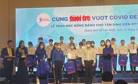 Gần 2.000 tân sinh viên, học sinh nhận học bổng