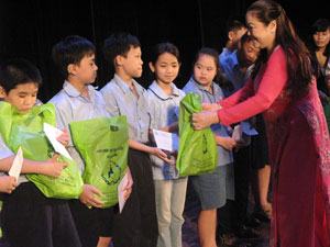 Trao học bổng cho 250 học sinh nghèo khó