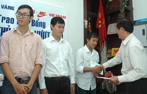 Trao học bổng cho các thủ khoa ĐH vượt khó học giỏi
