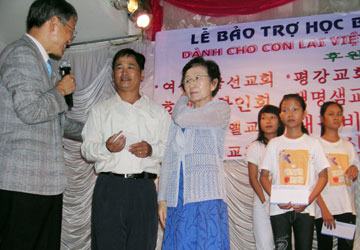 Trao học bổng cho học sinh, con em Việt-Hàn